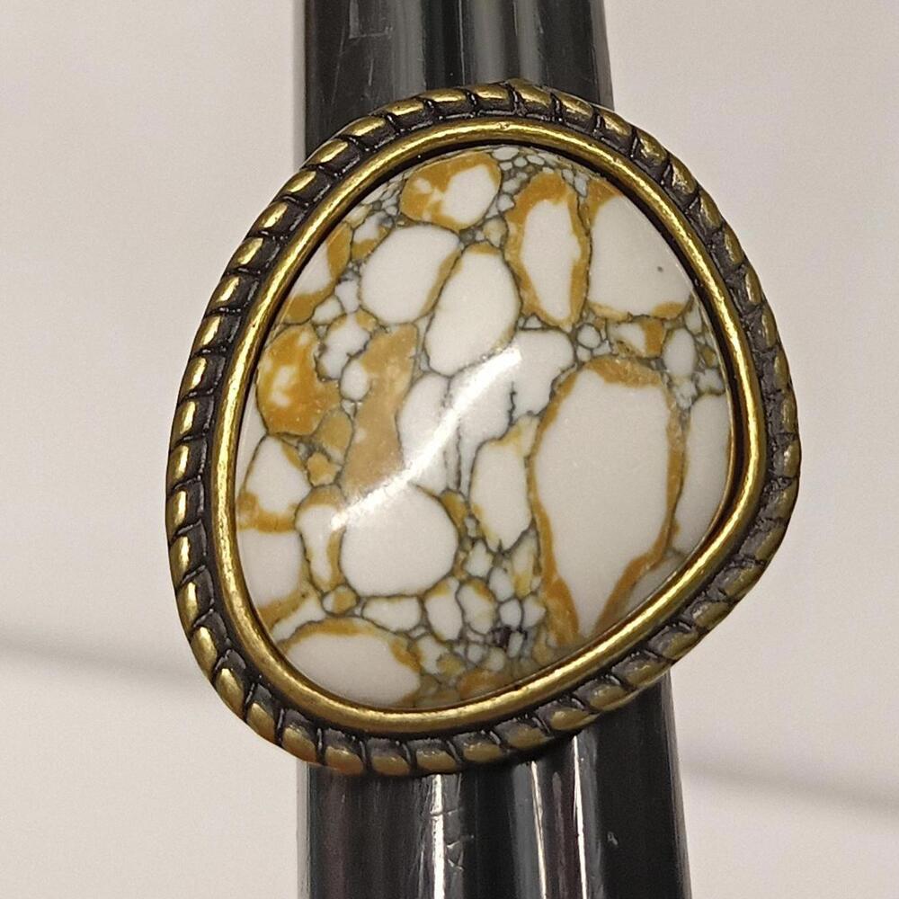 New‎ Ring White Black Gold Wild Horse Looking Col Stone Cabochan Stretch Brassy